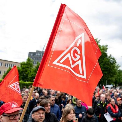 Beim VW-Entwicklungsdienstleister IAV protestierten die Mitarbeiter gegen den geplanten massiven Stellenabbau bis Mitte 2027 in Gifhorn. Besonders hart trifft es den Standort Berlin, wenn die Pläne umgesetzt werden ... (Bild: IG Metall)