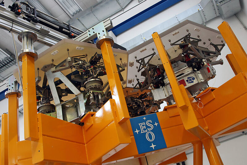 Die Segmente, aus denen der riesige 39-Meter-Spiegel des ELT besteht, werden mit der Trägerstruktur des Teleskops verbunden. (ESO)