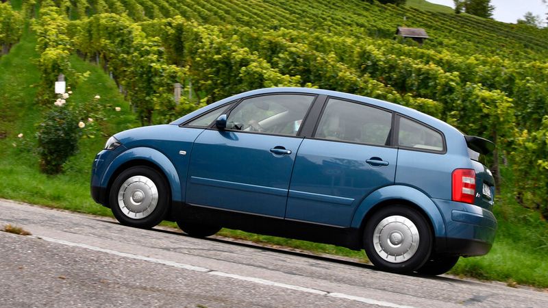Der 1.2 TDI des 3L-A2 erfüllt die Abgasnorm Euro 3. Es ist in Deutschland möglich, dieses Fahrzeug auf D4 umzuschlüsseln und dann bereits damit, ohne einen Rußpartikelfilter einzubauen, die Zuteilung der grünen Feinstaubplakette für alle Umweltzonen zu erwirken. Ein Rußpartikelfilter war in der Bauzeit des Fahrzeugs noch nicht lieferbar, ist aber seit 2010 verfügbar und erwirkt die Zuteilung der grünen Feinstaubplakette für alle Umweltzonen. Das Fahrzeug war in Deutschland bis zum 31. Dezember 2005 von der Kfz-Steuer befreit. Es wurden, auch wegen des hohen Anschaffungspreises, nur knapp 6.500 Exemplare dieses Fahrzeugs hergestellt. 								 									 									 										 									 									 					 						 								 								 							 							 									 										 								 								 								 								 									 									 									 									 								 							 							 							 							 							 			 										 				 				 			 			 					 			 			 			 				 				 			 			 			 			 			 			 			 			 			 			 			 			 Kategorien:      KleinwagenPkw-ModellAudi-AutomobilKombilimousine      Diese Seite wurde zuletzt am 13. Septem (Bild: Audi AG)