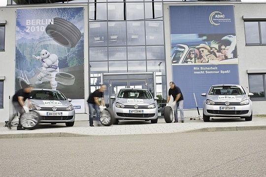 Nach einem ausgeklügelten System tauschen die Versuchsfahrer die Reifen zwischen den einzelnen Autos, um Fremdeinflüsse zu vermeiden. (Archiv: Vogel Business Media)