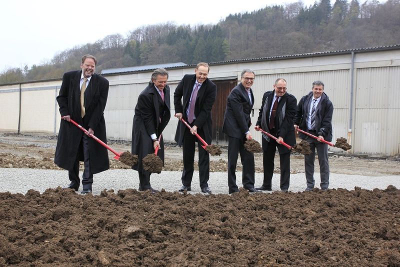 Ein historischer Moment für die Projektbeteiligten: Vorstandvorsitzender Rolf J. Gemmersdörfer, Aufsichtsratsvorsitzender Michael H. Bork, Geschäftsstellenleiter DAL Stuttgart Holger Plaßmann, Vorstand Dr. Hans-Hinrich Kruse, Weißbachs Bürgermeister Rainer Züfle und der Projektverantwortliche Volker Kerl (v.l.n.r.) setzen symbolisch den ersten Spatenstich zum Bau des neuen Hornschuch Logistic Centers. (Bild: Hornschuch)