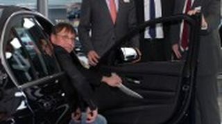 Carl-Heinz Zobel (li.) vom BTZ Heide freut sich über den BMW, den ihm Michael Zietz, Patrick Schöder und Christian Rönsch übergaben. (Foto: May & Olde)