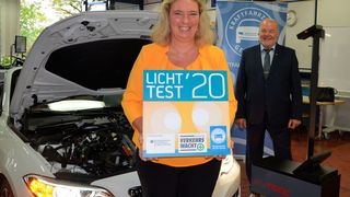 Bayerns Verkehrsministerin Kerstin Schreyer (links) und Albert Vetterl, Präsident und Landesinnungsmeister des bayerischen Kraftfahrzeuggewerbes, stellen die Plakette für den Licht-Test 2020 vor. (Bild: Kfz-Gewerbe Bayern)
