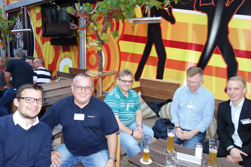 (v. l.) Dominik Smutterer, Avago, Axel Böhme, Supermicro, Klaus Bachmann und Alfred Berger, PMC Sierra, mit Michael Riepl, open-e,  (Bild: IT-BUSINESS)