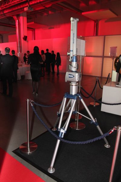 Was in den 80ern in der Medizintechnik begann, mündete in den 90ern in eine Entwicklung, von der heute vor allem Mittelständler profitieren: Mit dem tragbaren Messarm brachte Faro, Meilenstein-Unternehmen der Mess- und Prüftechnik, die Messtechnik direkt in die Fertigung. Der Scan-Arm Edge steht auf dem Gala-Abend bildhaft für diese Revolution. (Bild: Finus)