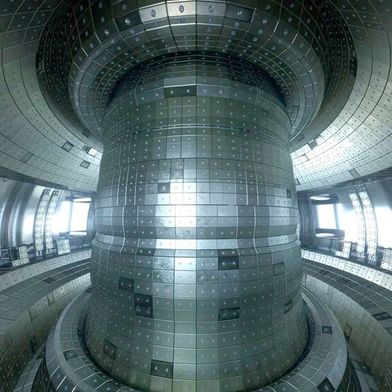 Hier blickt man in das Innere eines Fusionsreaktors, der nach dem Prinzip Tokamak das heiße Plasma per Magnetfelder in einer Art Donut-Form festhält. Das deutsche Start-up Proxima Fusion will es anders versuchen und hat dafür jetzt auch eine Menge Geld zusammengebracht ... (Bild: Britannica)