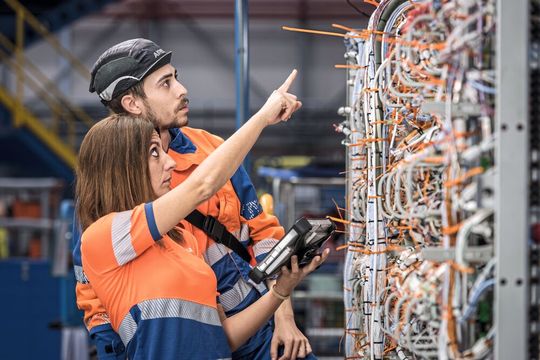 Bei Airbus sollen in diesem Jahr 3.500 zusätzliche Mitarbeiter eingestellt werden. (Bild:  Airbus SAU 2022 Gonzalo Cases Mango Producciones)