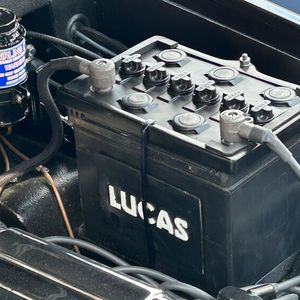 Starterbatterien mit Hartgummigehäuse, sichtbaren Polbrücken, Vergussmasse und Schraubdeckeln waren bis Ende der 1960er-Jahre üblich. Diese Batterie wurde extra für den restaurierten Triumph 2000 Italia neu aufgebaut.(Bild:  Peter Diehl)