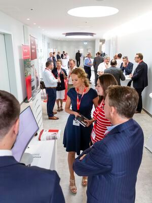 EMS-Tag-Location: Ausstellung und Catering grenzen unmittelbar an den Vortragssaal (Bild: Stefan Bausewein)