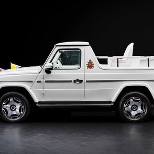 Basis für das neue Papamobil ist der Mercedes G 580 EQ.(Bild:  Mercedes-Benz)