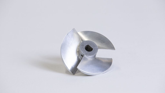 CNC-gefrästes Aluminiumlaufrad mit Passfeder-Bohrung – ein typisches Funktionsbauteil aus dem Prototypenbau, das auf Passgenauigkeit und Materialfestigkeit geprüft wird.(Quelle:  FACTUREE)