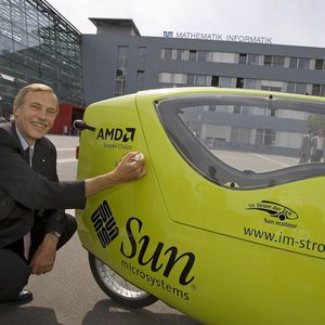 Arndt Bode, Vizepräsident der TU München in Garching, durfte den Sun Eco Rider taufen.