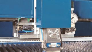 Die Laserschneidanlagen des Typs Laser-Jet von Knuth können entweder mit einem CO2- oder einem Faserlaser ausgestattet werden. Hier der Faserlaser vom Typ Lightcutter mit fest eingebauter Schneidlinse der Brennweite 125 mm. (Bild: Knuth)