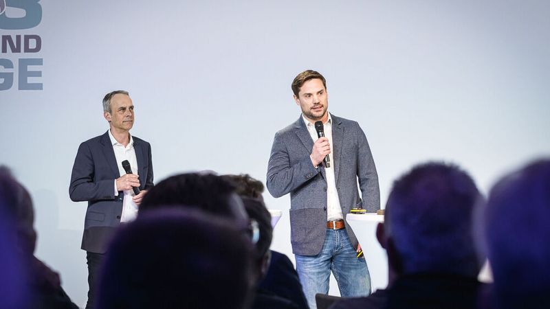 Bernd Grüninger und Michael Wallrapp von Dekra stellten das Dekra-Schadengutachten… (Bild: Stefan Bausewein)