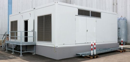 Die neue Druckluftstation ist in einem Dreifach-Container auf dem Hof untergebracht. So ist mehr Platz in der Halle. (Bild:  Atlas Copco)
