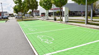 AVP bietet ihren Kunden Ladekarten an, mit denen sie an den Autohausstandorten günstig Strom laden können. (Bild: Simon – »kfz-betrieb«)