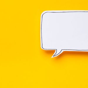 Kommunizieren Sie, wenn Sie Probleme haben oder sich überfordert fühlen! Stress bedeutet eine hohe Belastung für unseren Körper. Daher ist es wichtig, dass Sie sich Vorgesetzten oder Kollegen mitteilen, wenn Sie sich überfordert fühlen. Solche Gespräche können helfen, um unrealistische Erwartungen zu klären oder mehr Unterstützung bei bestimmten Aufgaben zu erhalten.  (Bild: ©  New Africa - stock.adobe.com)