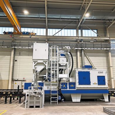 The roller conveyor blast machine, painted in the customer's CI colors, impressed with its clever equipment and turbine concept as well as its performance and quality. (Source: Bulkhead)