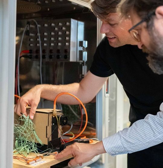 HM-Promovend Alexander Reiter führt Experimente mit Batterien durch: Mithilfe digitaler Zwillinge möchte er mehr Resilienz für Batteriegroßspeicher erreichen.(Bild:  Louis Dickhaut/HM)