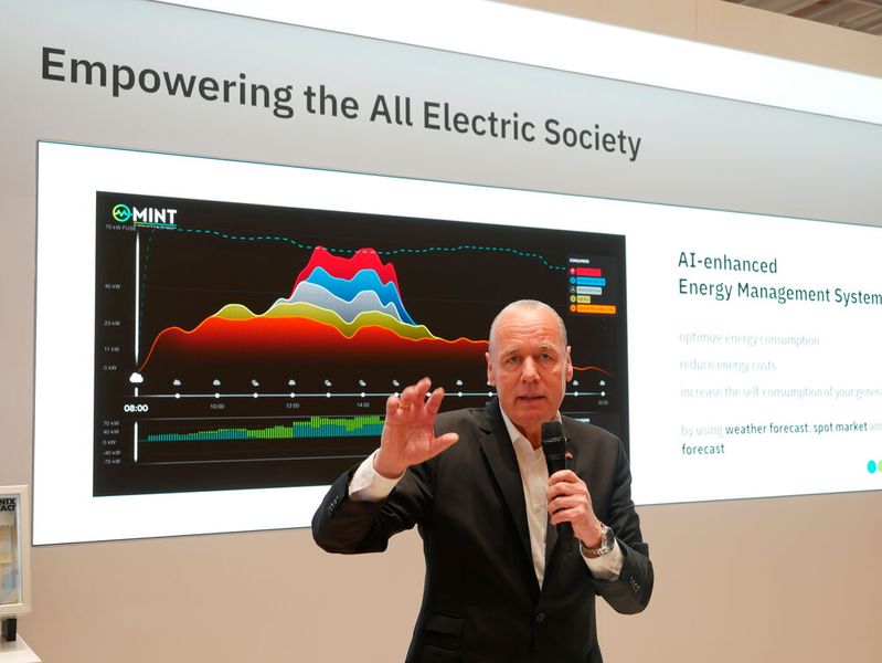Frank Stührenberg, CEO von Phoenix Contact, spricht am Stand des Unternehmens über die All Electric Society. Phoenix Contact zeigte in Hannover, wie es mit einem smarten Energie-Management-System die Sektoren Industrie, Gebäude und Mobilität koppeln kann.  (Bild: Sandro Kipar/VCG)