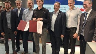 V.l.n.r.: Prof. Dr. Matthias Stripf, Prof. Dr. Michael Arnemann, beide Hochschule Karlsruhe, die Preisträger Joseph Michel und Florian Theobald, Daniel Huber, Dr. Jakob Schaaf, Peter Huber Kältemaschinenbau und Prof. Dr. Jens Denecke, Hochschule Karlsruhe (Ottleben/LABORPRAXIS)