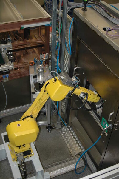 Nicht sauber, sondern rein: Roboter beschicken die Hochdruck-Waschanlagen. Wie sauber die Teile gereinigt sind, wird anschließend überprüft. Bild: Fanuc Robotics (Archiv: Vogel Business Media)