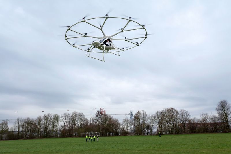 In der zweiten Testphase sollen Flugmanöver mit einer Fluggeschwindigkeit bis 50 km/h in mittlerer Höhe durchgeführt werden. (Bild: E-volo/Nikolay Kazakov)