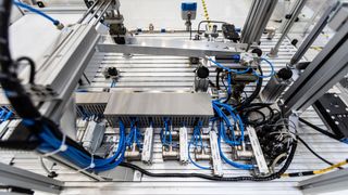 Bisher ist der intelligente Durchflusssensor noch ein Prototyp. Er wird an einer Druckluft-Demonstratoranlage erprobt und weiterentwickelt. (Bild: Fraunhofer IPA/Foto: Rainer Bez)