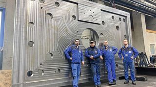 Die Fertiger von Windschiegl vor dem XXL-Bauteil (v.l.): Sven Elsner, Willibald Kreitl, Michael Walbrunn und Balint Varga.  (Bild: Windschiegl)