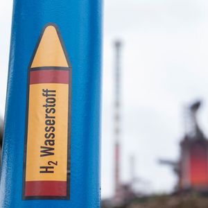 Wasserstoff ist der Schlüssel zur klimaneutralen Stahlproduktion bei Thyssenkrupp in Duisburg. Schon heute erprobt das Unternehmen den Einsatz im Hochofen. Im Hintergrund: Hochofen 8 in Duisburg Hamborn.