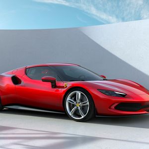 Bei Ferrari fährt man in Sachen E-Mobilität etwas hinterher. Mit dem 296 GTB gibt es immerhin einen ersten Teilzeitstromer.(Bild:  Ferrari)