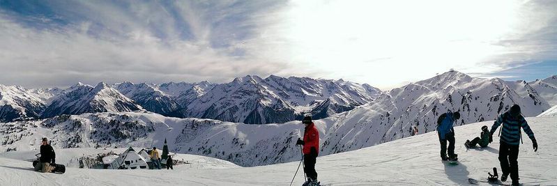 Um auf der Piste erfolgreich durchzustarten, kommt es beim Schleifprozess von Skiern und Snowboards im Service auf eine genau definierte Kraft an. Um auf der Piste erfolgreich durchzustarten, kommt es beim Schleifprozess von Skiern und Snowboards im Service auf eine genau definierte Kraft an.