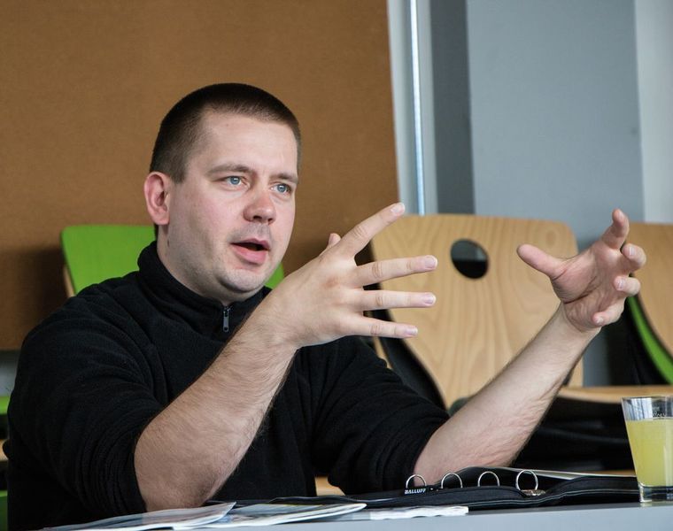 „Wir bauen in Wolfsburg vier Autos pro Minute. Bei dieser hohen Taktzahl ist ein Maschinenausfall fatal“, erläutert René Dorn, Automatisierungs- und Prüftechnik bei VW. (B.Richter/konstruktionspraxis)