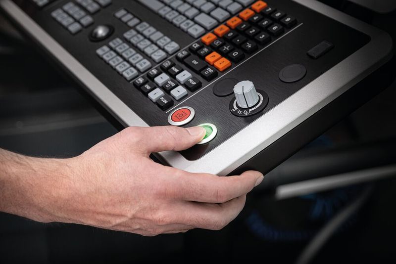 Le nouveau clavier de la TNC7 améliore l'ergonomie pour l'utilisateur, avec un design mécanique amélioré et une résistance des touches optimisée.  (Source : Florian Stuerzenbaum)