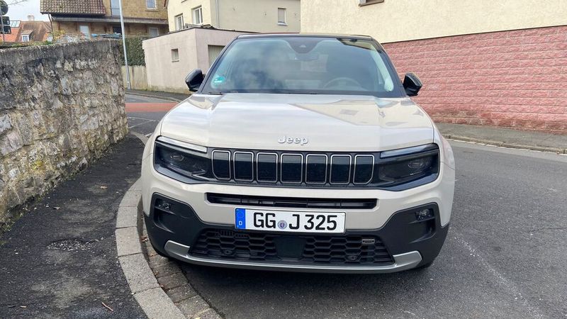 Aber es zählen immer auch die inneren Werte. Und mit einer Systemleistung von 100 PS und einem Drehmoment von 205 Nm hat der Avenger genug Kraft, um den Alltag zu meistern.  (Bild: Kuhn - VCG)