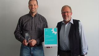 Patrick Werner und Gerhard Möller (v.r.n.l.), die Entwickler des nun prämierten Sicherungssystems, sehen das hauseigene Konzept der Innovationsfindung als richtungweisend bei der Entwicklung zukünftiger Verbindungskonzepte. Bild: Arnold Umformtechnik (Archiv: Vogel Business Media)