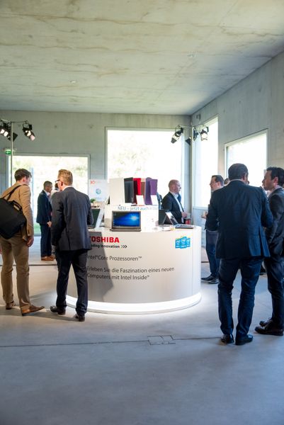 Nicht nur Schwarz und Weiß: Farbenfrohes Notebook-Portfolio der Satellite L50-B Multimedia-Serie  (Bild: Toshiba)