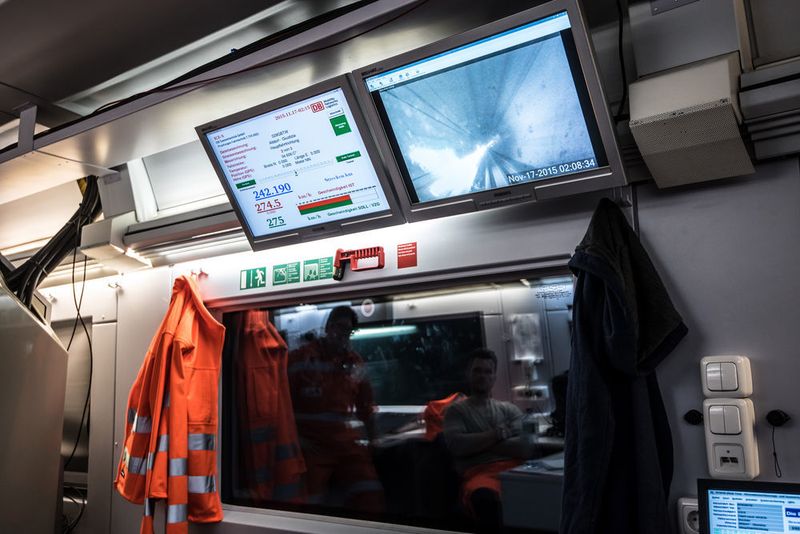 Nach über 20 Jahren Planungs- und Bauzeit wird in der Schweiz die Fertigstellung des Gotthard-Basistunnels gefeiert – der längste Eisenbahntunnels der Welt. Jede Menge Technik sorgt für einen reibungslosen Schienenverkehr. So wird beispielsweise Messtechnik von Endress + Hauser für die Tunnel-Entwässerung eingesetzt. (AlpTransit Gotthard AG)