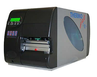 Die SA.S.S. Datentechnik AG präsentiert die Neuheiten der Thermojet-Drucksysteme mit PCL-Laserdrucker-Emulation. Neben dem 4-Zoll-Thermojet 4e+ wird auch der Thermojet 6e+ mit 6 Zoll Druckbreite als Weltneuheit vorgestellt.  (Logimat)