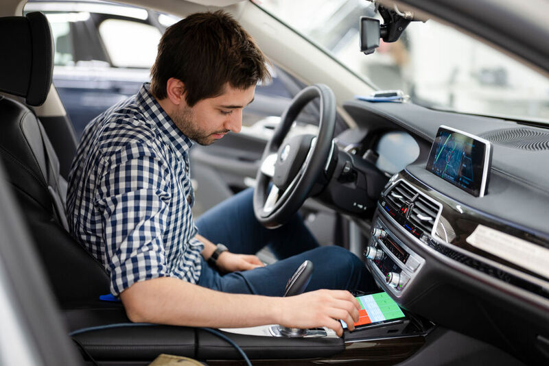 Ein Entwicklungsingenieur von BMW überprüft die Technik. Einzelne Funktionen für das Infotainmentsystem kommen vom Dienstleister L&T.