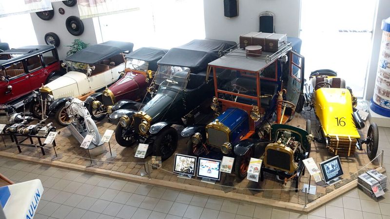 Beginnend bei der Laufmaschine von Carl Drais werden in der Halle „Vorkrieg“ die allerersten Anfänge der Mobilität anhand einer umfangreichen Zweirad-Ausstellung gezeigt. Außerdem kann man eine historische Werkstatt mit Tankstelle und einem kleinen Ladengeschäft bestaunen.  (Bild: Dominsky – VCG)