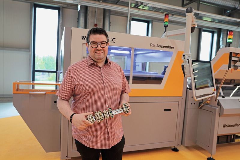 Digitalisierung im Schaltschrankbau: Marcel Luttmann, Elektrokonstrukteur und Projektplaner bei SPIE BTAT, freut sich über die partnerschaftliche Zusammenarbeit auf Augenhöhe mit Eplan und Weidmüller.(Bild:  Weidmüller)