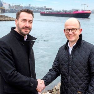 Das hat ja toll geklappt! Von links: Steffen Bauer, CEO HGK Shipping, und Hanno Brümmer, Leiter Supply Chain and Logistics EMEA bei Covestro, freuen sich über die erfolgreiche Erstbeladung des neuen Niedrigwasserschiffs Courage im Chempark Leverkusen. (Bild:  Covestro / M. Rennertz)