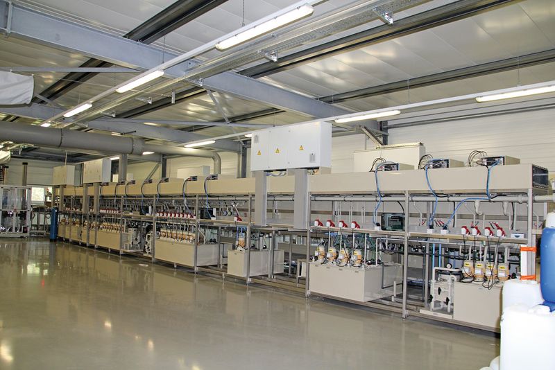 Aufbruch in eine neue Zeit: Mit der Bandgalvanisieranlage kann Heid als erster Lohnveredler in Bayern entsprechende Dienstleistungen anbieten. (Bild: Itasse)