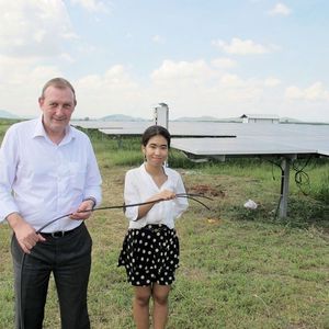 Thailand: Bernd Leushake und Vorada Serios zeigen das wasserdichte Solarkabel, das vor allem in Gebieten mit Überschwemmungsgefahr zum Einsatz kommen soll.