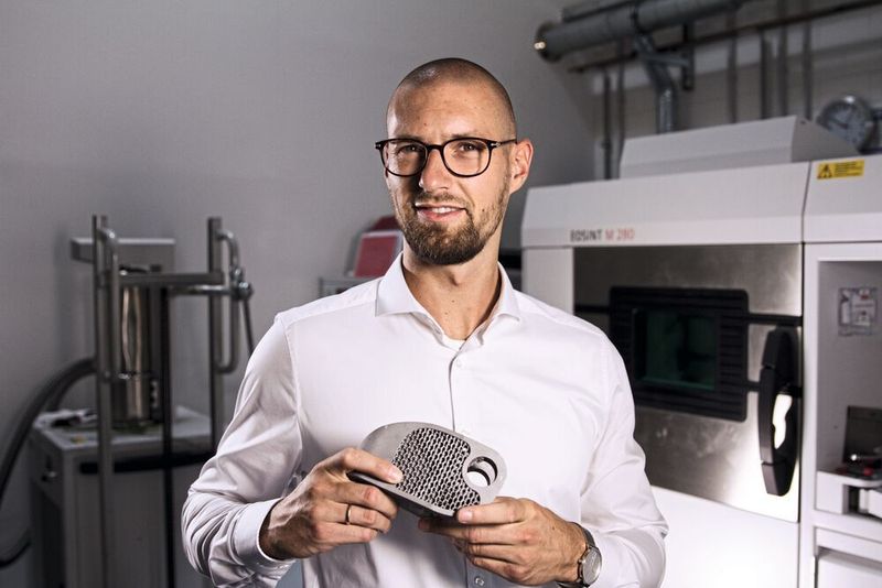 Philip Buchholz, technischer Projektmanager: „In einem einzigen Durchlauf drucken wir mitunter bis zu 100 unterschiedliche Bauteile für verschiedene Kunden.” (Materialise)