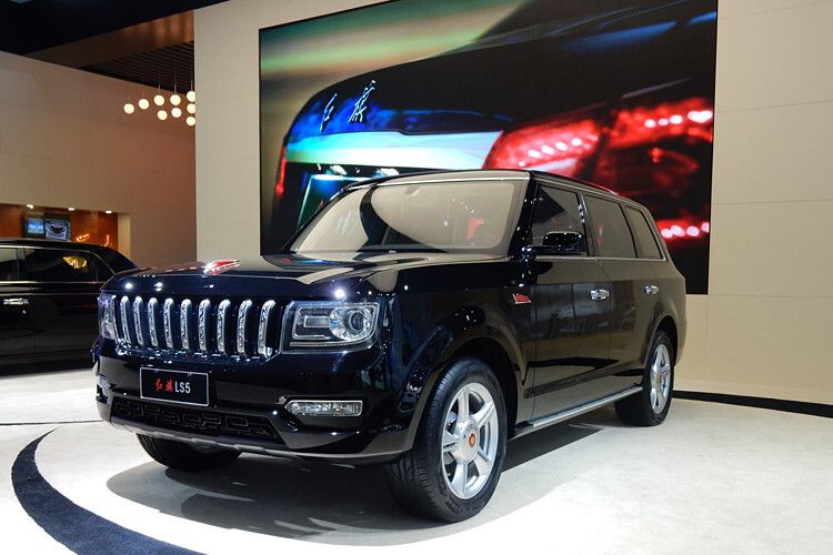 Die Marke Hongqui gehört zur VW-Partnerfirma FAW und machte sich vor allem als Hersteller von Staatskarossen („Rote Fahne“) einen Namen. Premiere feierte in Shanghai ein rund 5,20 Meter langes SUV mit Achtzylinder-Motor und dem Kürzel LS5. (Foto: sp-x/Peter Maahn)