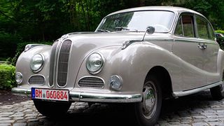 Die BMW 501/502-Baureihe, im Volksmund auch Barockengel genannt, verkörpert 50er-Schick pur. Der rund gezeichnete Oberklässler gibt den kommoden Tourer. (Foto: SP-X)