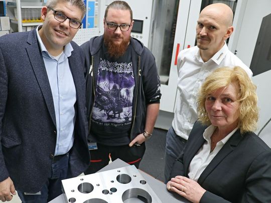 Design Engineer Dr.-Ing. Bastian Zimmermann (links) und der Tooling-Milling-Spezialist Tim Blechl (2. v. l.) von Arnold Umformtechnik sind mit Hypermill und Hypermill Virtual Machining sehr zufrieden. Mit ihnen freuen sich Open-Mind- Gebietsvertriebsleiterin Gabriele Widera und ihr für die technische Beratung zuständiger Kollege Samuel Becker.(Bild:  Open Mind Technologies)