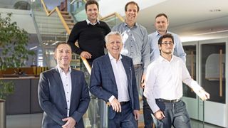 Das Gründungstrio von Drag and Bot, mit CEO Keba Group AG Gerhard Luftensteiner (erste Reihe in der Mitte). Links neben ihm, Markus Schatz, CEO Keba Industrial Automation GmbH. (Bild: Keba / G. Hartl)